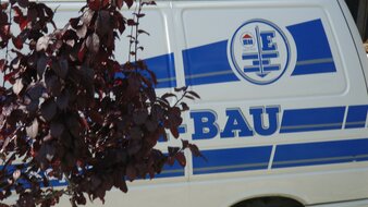 Firmenauto beschriftet | © EderBau